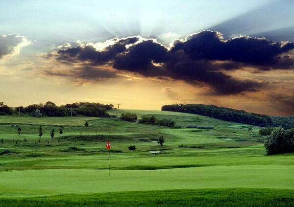 Foto: Golfplatz vor dem Sonnenuntergang